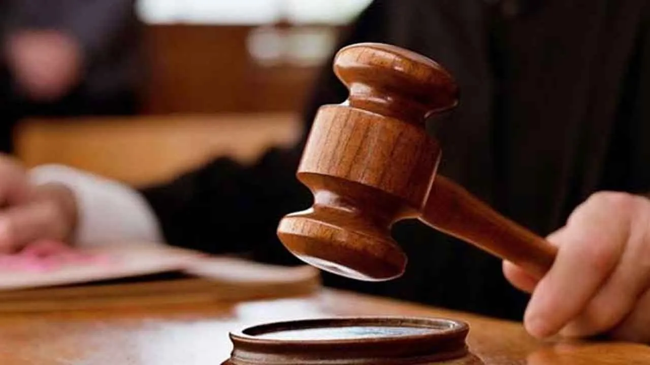 රාජ්‍ය ආයතනවල ව්‍යාජ නිල මුද්‍රා තොගයක් සමඟ සැකකරුවන් 3 ක් රිමාන්ඩ්