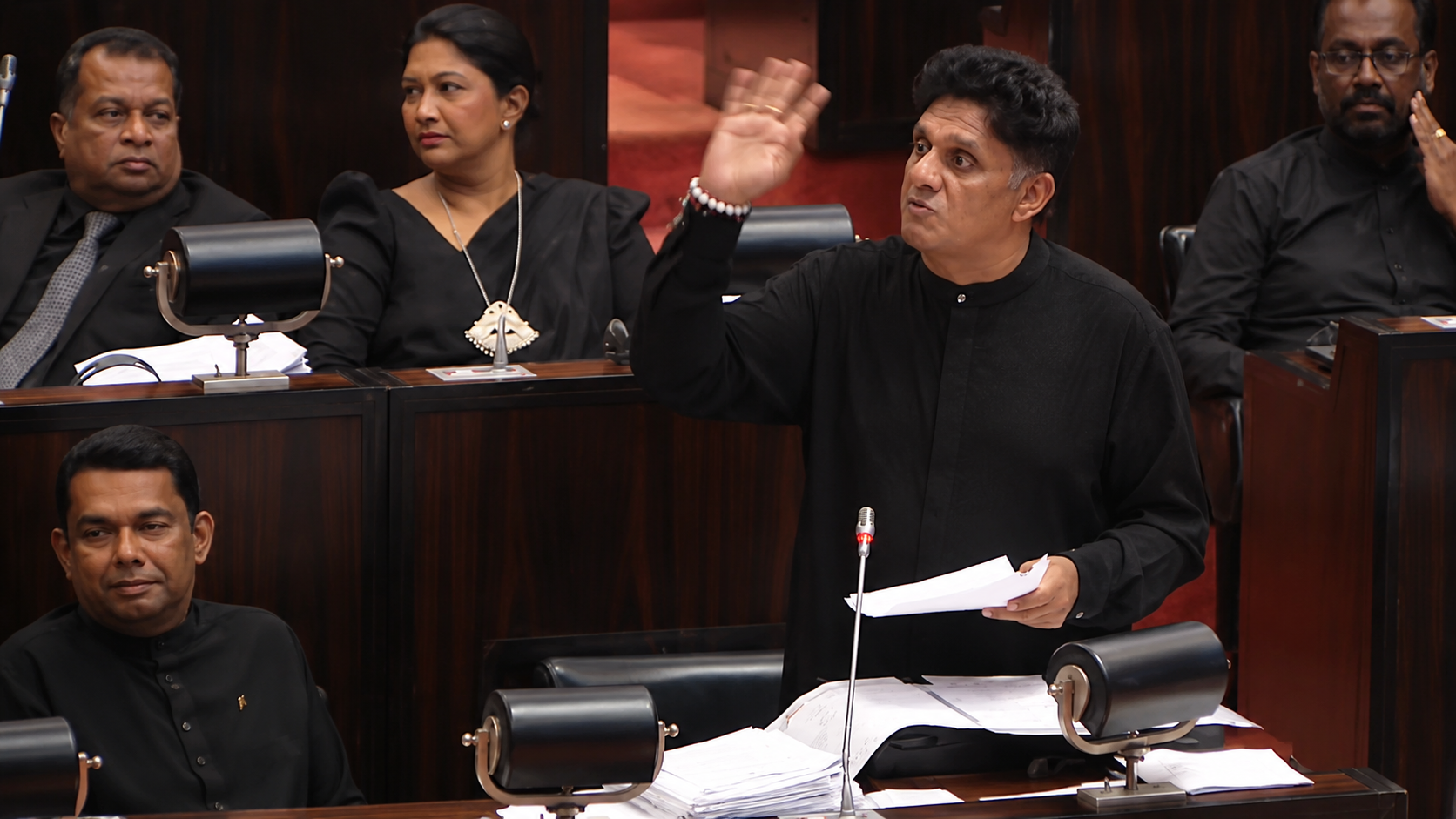 ව්‍යවස්ථා සංශෝධනයට විරෝධය පළකරමින් විපක්ෂ මන්ත්‍රීවරු කළු ඇඳුමින් පාර්ලිමේන්තුවට