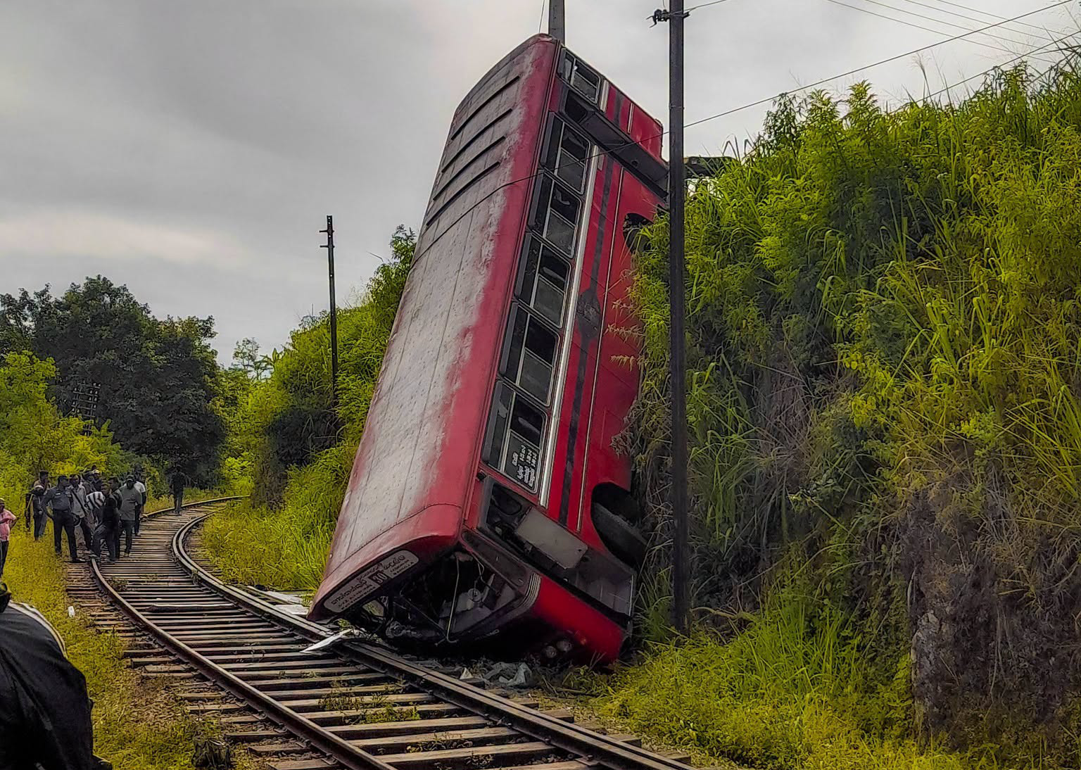 A bus fell down a precipice in Diyatalawa injuring 42 passengers 