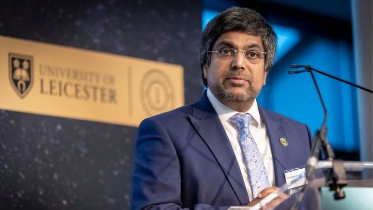 මහාචාර්ය නිෂාන් කනගරාජා බ්‍රිතාන්‍යයේ "නයිට්" පදවියෙන් පිදුම් ලබයි 