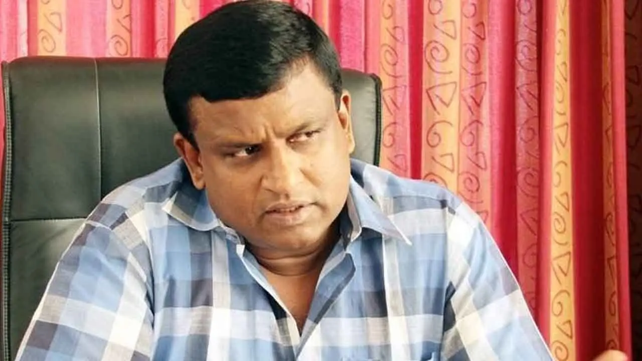 The Former Mayor of Hambantota Eraj Fernando has been found dead inside a flat in Bambalapitiya, police said
