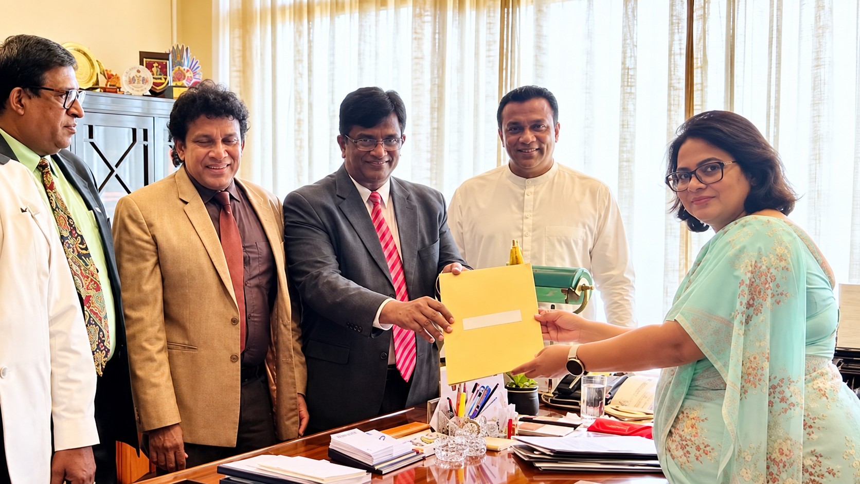 කථානායකට එරෙහිව විශ්වාසභංග යෝජනාව පාර්ලිමේන්තු මහ ලේකම්වරියට භාරදෙයි 
