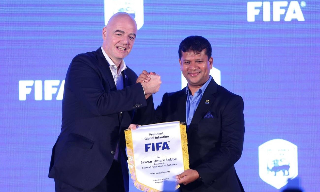 අර්බුදයකට මැදිව සිටින ෆීෆා සභාපතිට ශ්‍රී ලංකා පාපන්දු සම්මේලනයේ සහාය