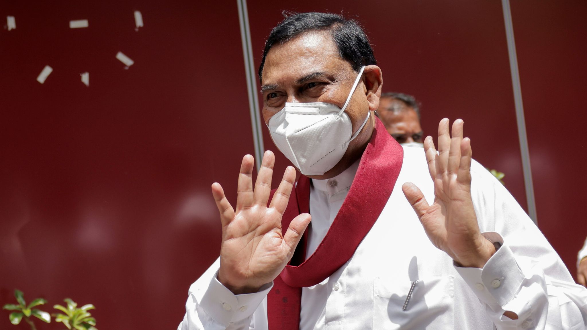 බැසිල් රාජපක්ෂට නැවතත් වරෙන්තු : විදෙස් ගමන්ද තහනම් 