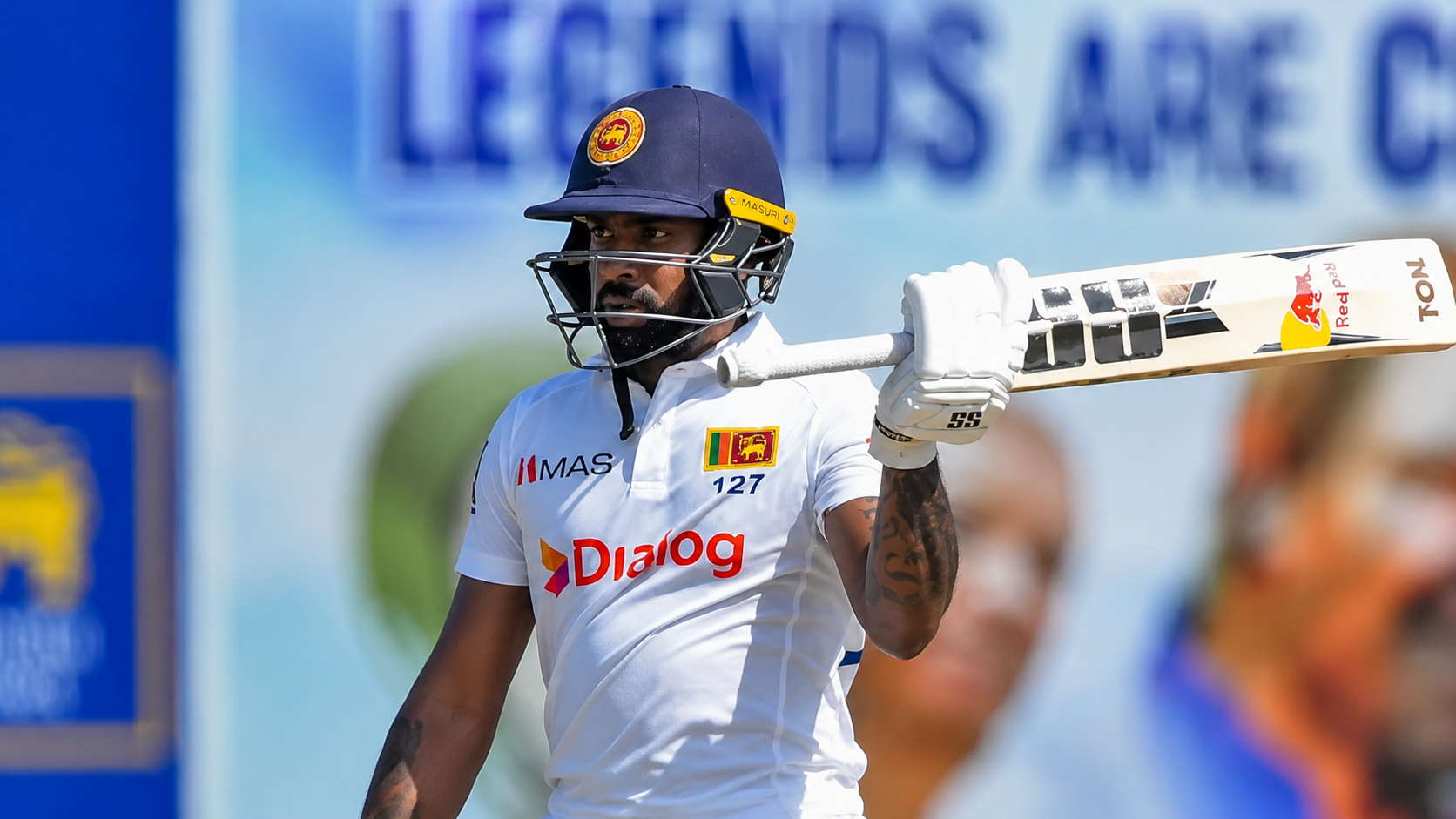 වසර තුනකට පසු නිරෝෂන් දික්වැල්ල නැවතත් ශ්‍රී ලංකා ටෙස්ට් සංචිතයට